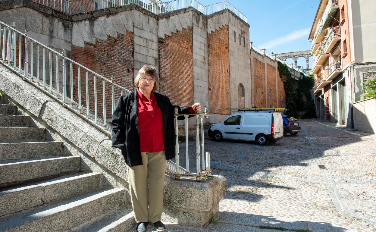 Margarita Cerezo, en la escalinata de la calle Gascos, donde vivió en el número 11. 