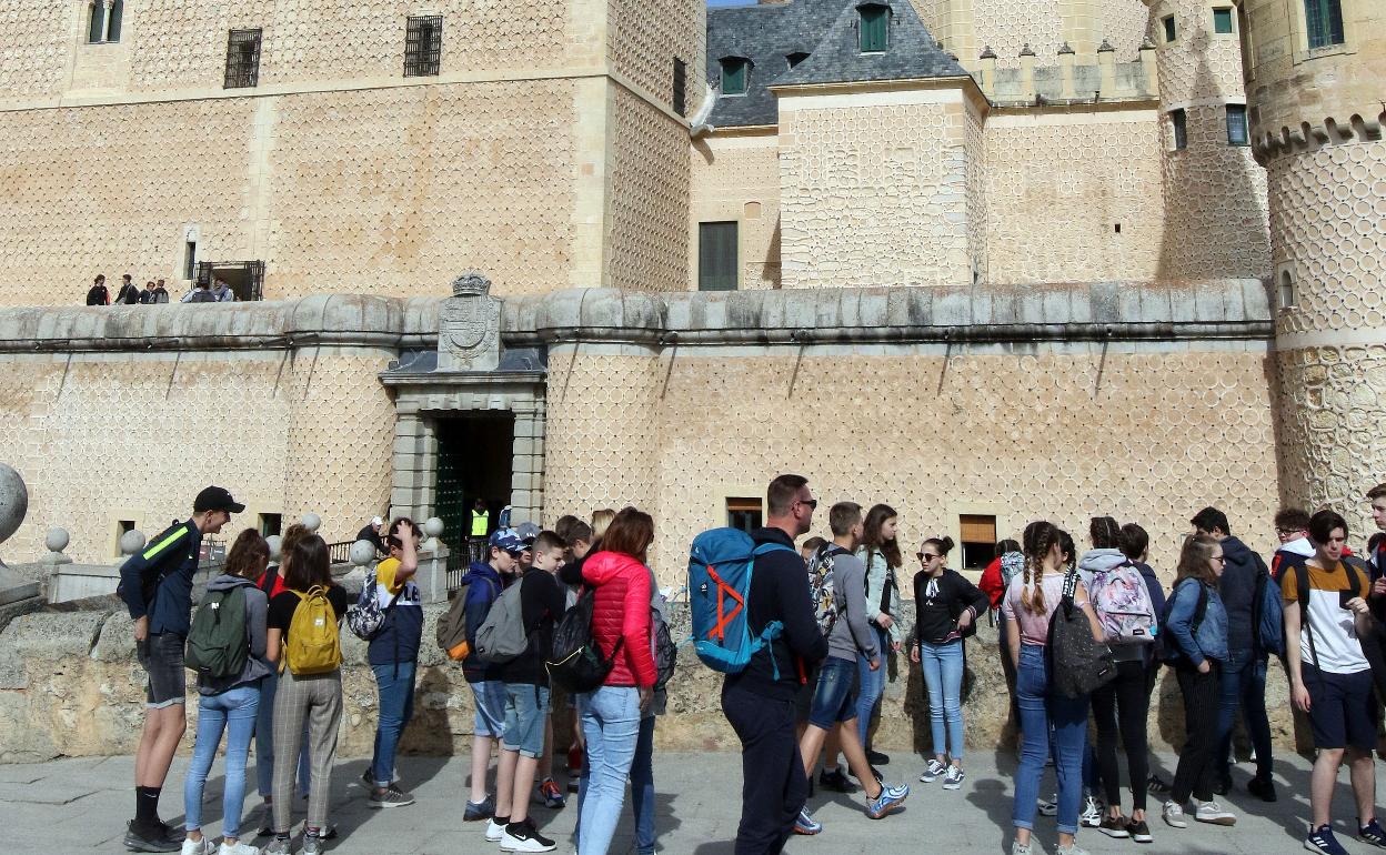 Grupos de turistas, este verano en la plaza Reina Victoria Eugenia, junto al Alcázar. 