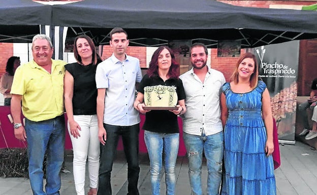 El equipo de gobierno del Ayuntamiento entrega el premio. 