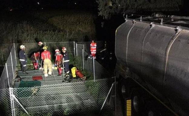Los Bomberos rescatan los cuerpos de los dos fallecidos. 