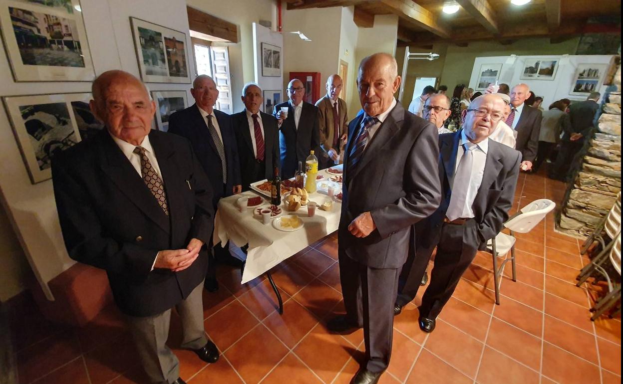 Personas de todas las edades se dieron cita en el convite que tuvo lugar tras los actos religiosos en honor a San Miguel Arcángel.