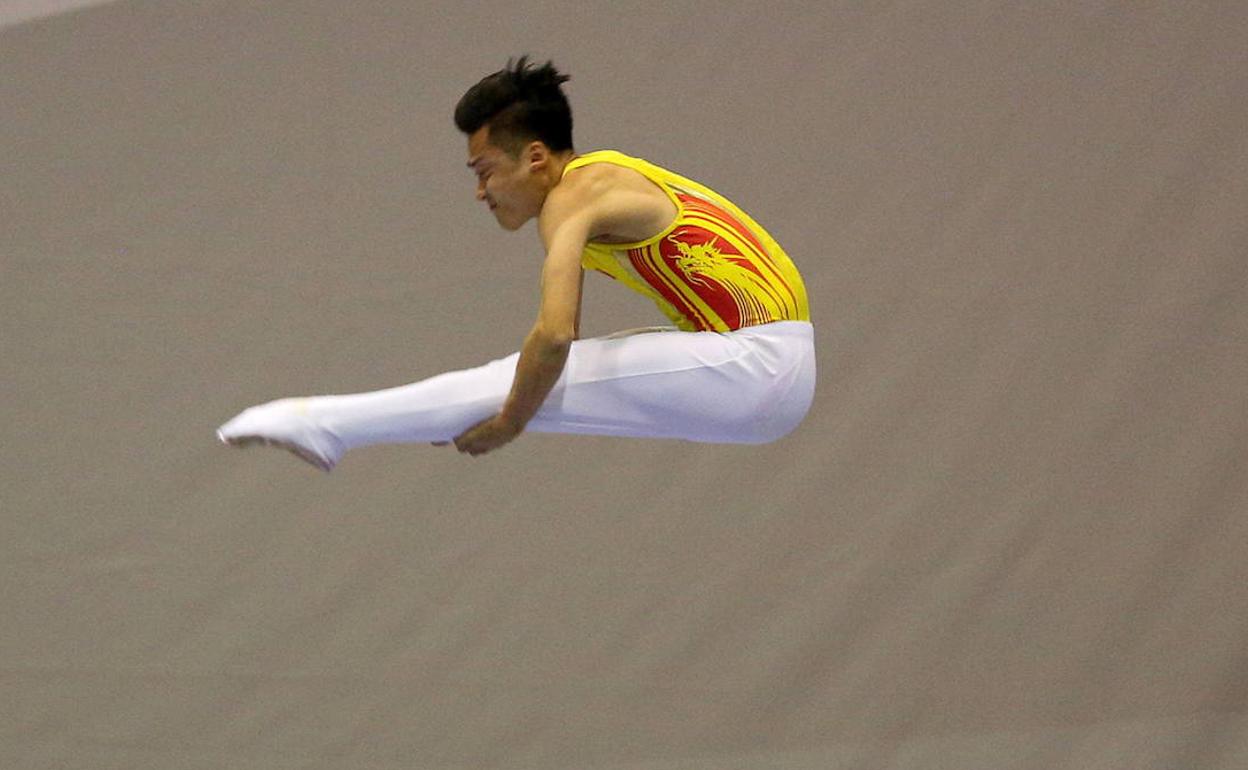 El gimnasta chino Dong Dong. 
