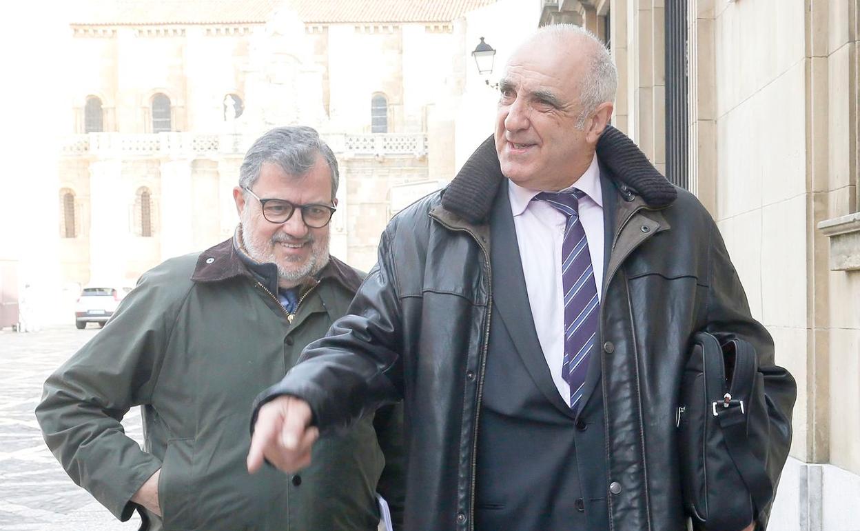 Victorino Alonso, en primer término, a su llegada a una de las sesiones del juicio.