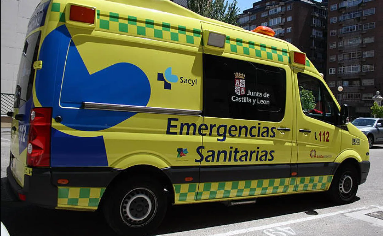 Ambulancia de sacyl como la que ha intervenido en el atropello de Obispo Quesada.