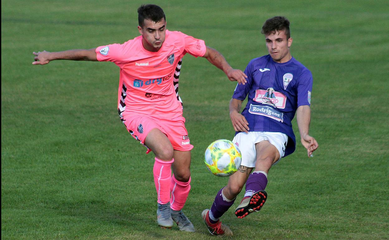 Momento del partido disputado por la Segoviana frente a La Bañeza.