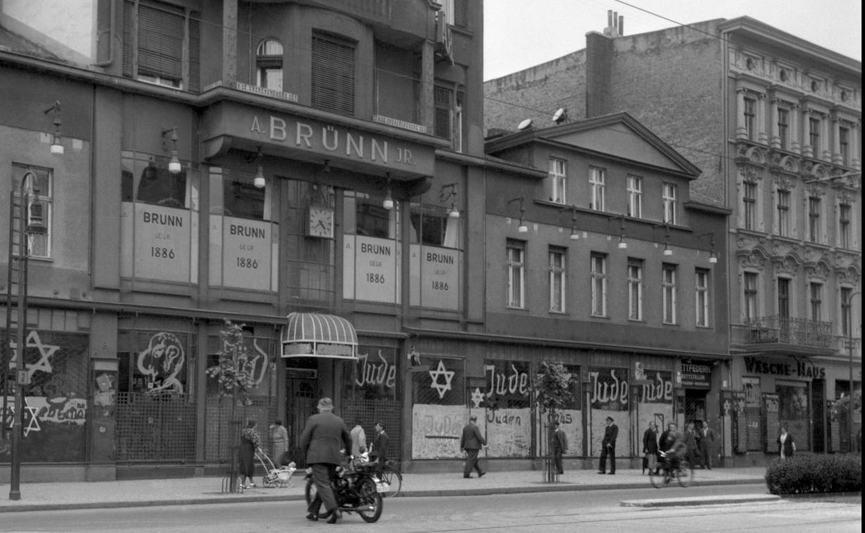Vistas de Berlín con tiendas judías con pintadas antisemitas.