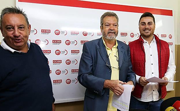 Miguel Ángel Tabanera, flanqueado por los secretarios provinciales de UGT, Manuel Sanz (izq.) y Álex Blázquez. 