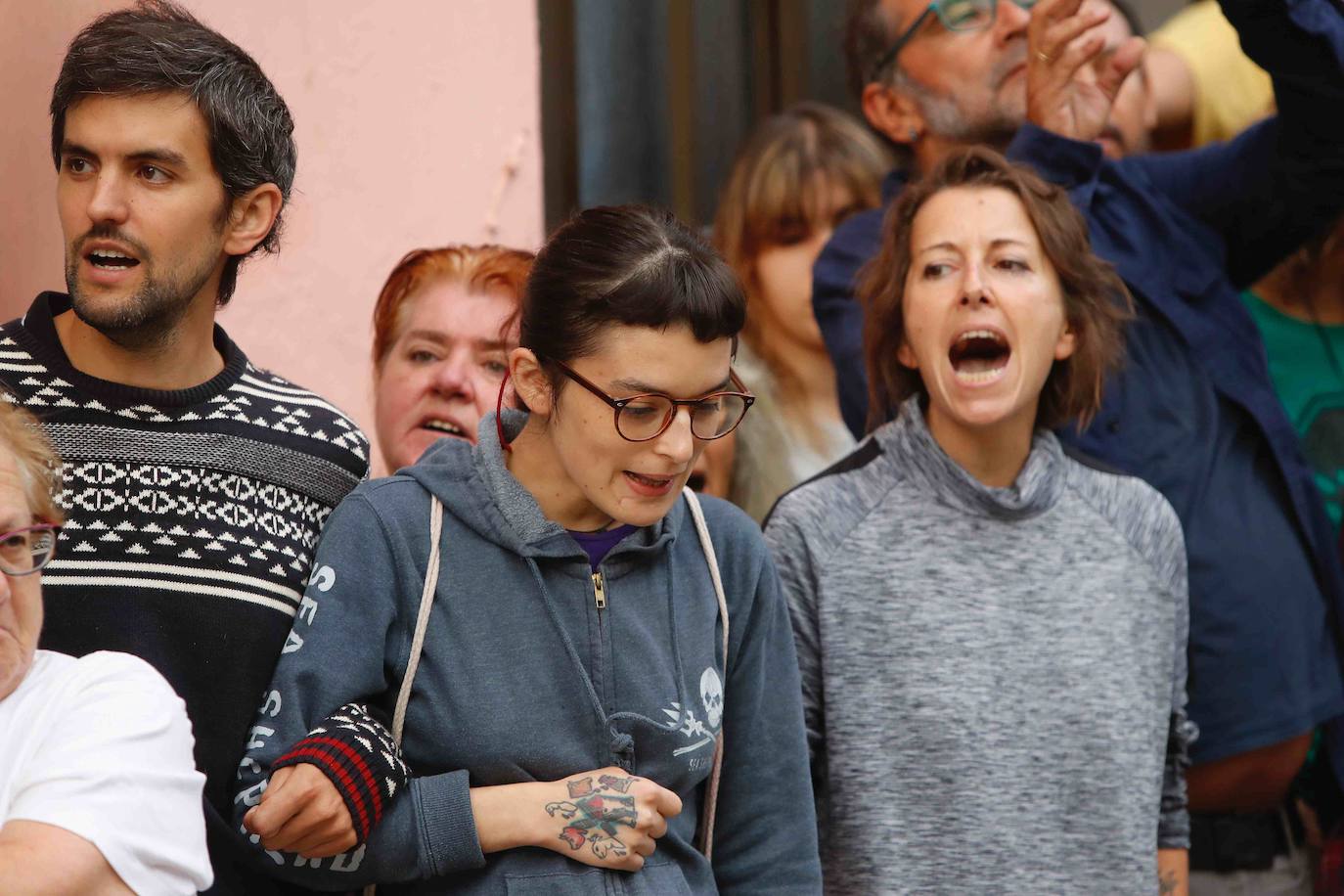 María del Carmen García, vecina del poblado minero de La Camocha, será desahuciada el lunes tras casi 50 años como arrendataria del inmueble. Tras la muerte de se marido, 'Mari', como la conocen en el barrio, asumió el alquiler de un inmueble que compartió durante años junto a sus diez hijos. Lo hizo con la garantía de que esa sería su vivienda de forma vitalicia, tal y como aseguró la empresa a todas las familias del poblado. Sin embargo, tras la quiebra de la mina y la entrada en juego de los administradores concursales, Mari, que ahora cuenta con 75 años, comenzó a recibir hace unos meses varias cartas en las que le comunicaban que por una serie de impagos procederían a su desaolojo.