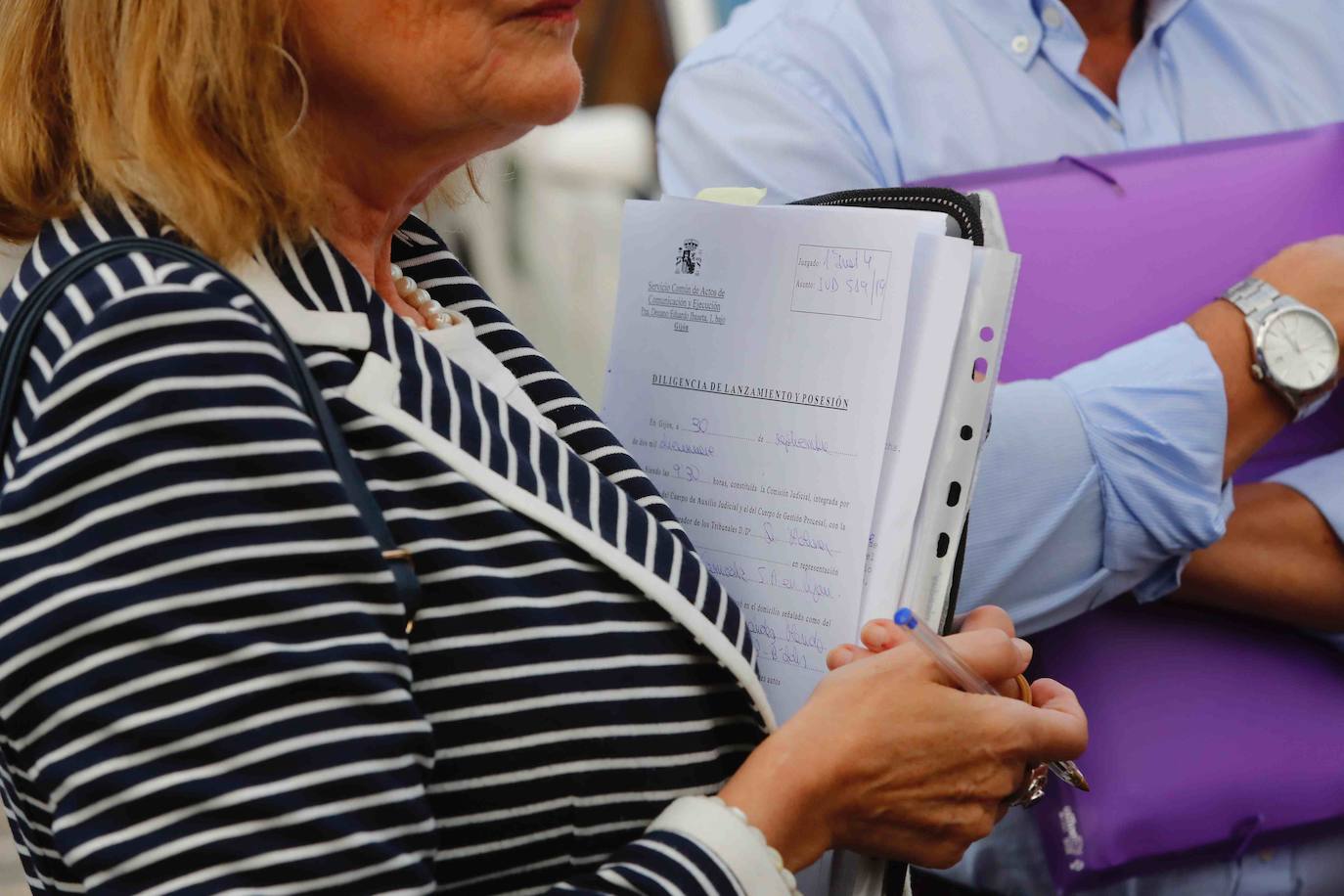 María del Carmen García, vecina del poblado minero de La Camocha, será desahuciada el lunes tras casi 50 años como arrendataria del inmueble. Tras la muerte de se marido, 'Mari', como la conocen en el barrio, asumió el alquiler de un inmueble que compartió durante años junto a sus diez hijos. Lo hizo con la garantía de que esa sería su vivienda de forma vitalicia, tal y como aseguró la empresa a todas las familias del poblado. Sin embargo, tras la quiebra de la mina y la entrada en juego de los administradores concursales, Mari, que ahora cuenta con 75 años, comenzó a recibir hace unos meses varias cartas en las que le comunicaban que por una serie de impagos procederían a su desaolojo.