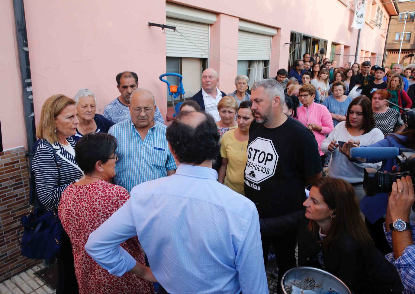 María del Carmen García, vecina del poblado minero de La Camocha, será desahuciada el lunes tras casi 50 años como arrendataria del inmueble. Tras la muerte de se marido, 'Mari', como la conocen en el barrio, asumió el alquiler de un inmueble que compartió durante años junto a sus diez hijos. Lo hizo con la garantía de que esa sería su vivienda de forma vitalicia, tal y como aseguró la empresa a todas las familias del poblado. Sin embargo, tras la quiebra de la mina y la entrada en juego de los administradores concursales, Mari, que ahora cuenta con 75 años, comenzó a recibir hace unos meses varias cartas en las que le comunicaban que por una serie de impagos procederían a su desaolojo.