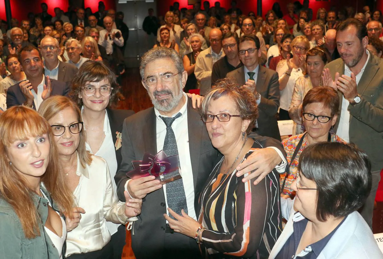 Fotos El Doctor Ángel Santaolaya Ángel Santaolaya Recibe El Primer Premio A La Promoción De Los 4158