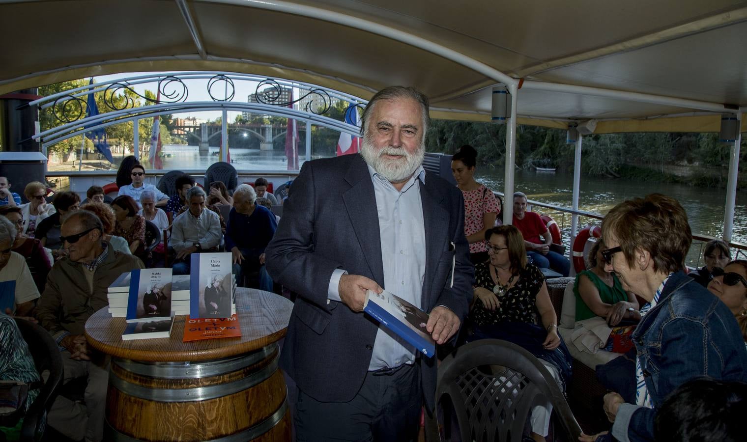 El encuentro tuvo lugar a bordo del barco La Leyenda del Pisuerga, en su cubierta superior, en un acto bautizado bajo el lema 'Cinco horas (y algo más) con Menchu'