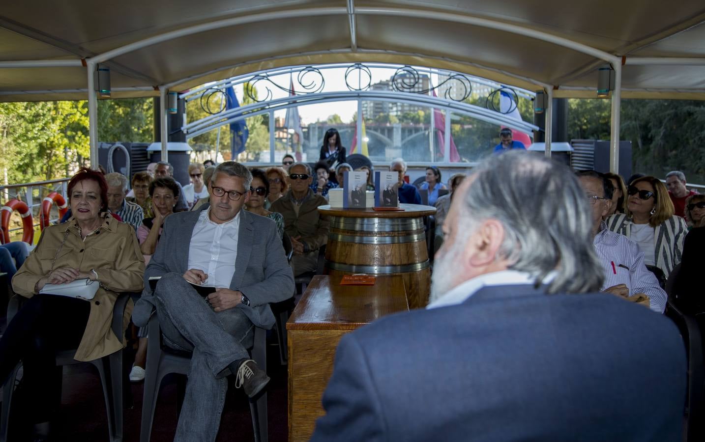 El encuentro tuvo lugar a bordo del barco La Leyenda del Pisuerga, en su cubierta superior, en un acto bautizado bajo el lema 'Cinco horas (y algo más) con Menchu'