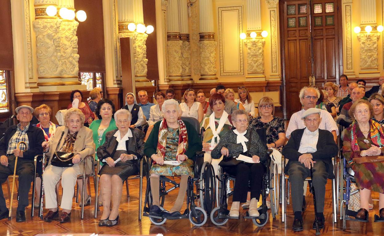 Los homenajeados, en primera fila, con sus familiares detrás. 