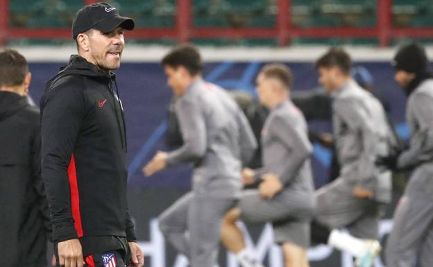 Simeone dirige el entrenamiento de su equipo en la previa del partido de Liga de Campenes. 