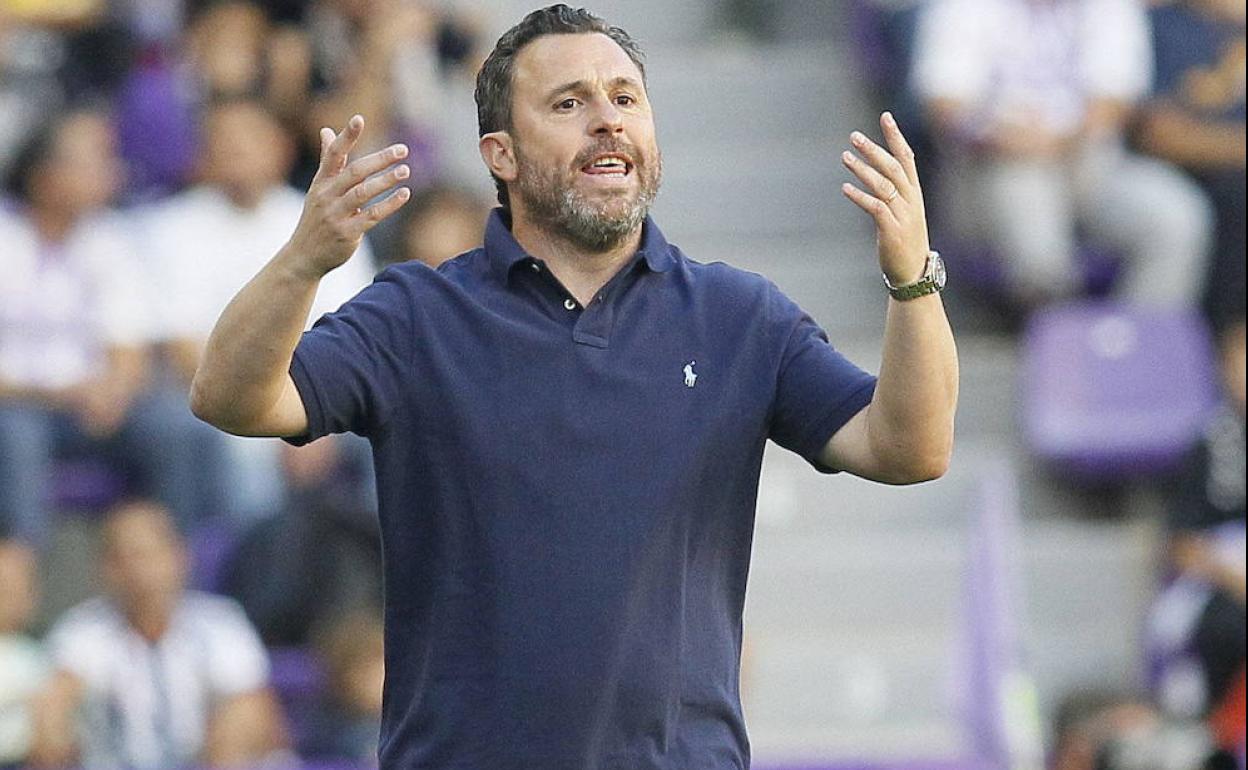 Sergio González da instrucciones a sus jugadores durante el partido frente al Granada.