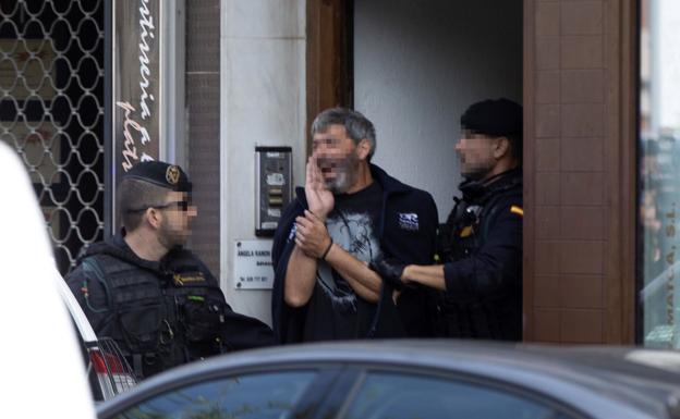 Agentes de la Guardia Civil acompañan a uno de los nueve detenidos 