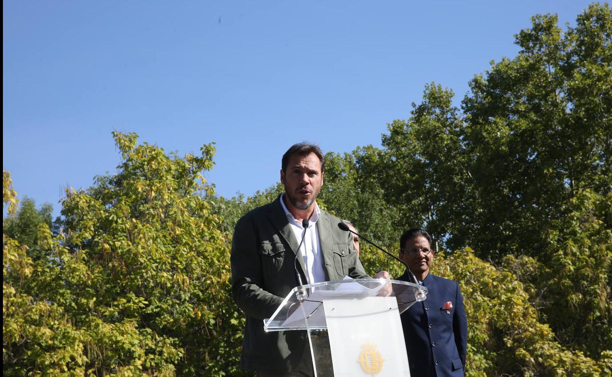 Óscar Puente participó en el acto de homenaje a Gandhi en el parque de la Paz, en las Delicias, con motivo del 150 aniversario del nacimiento del líder pacifista. 