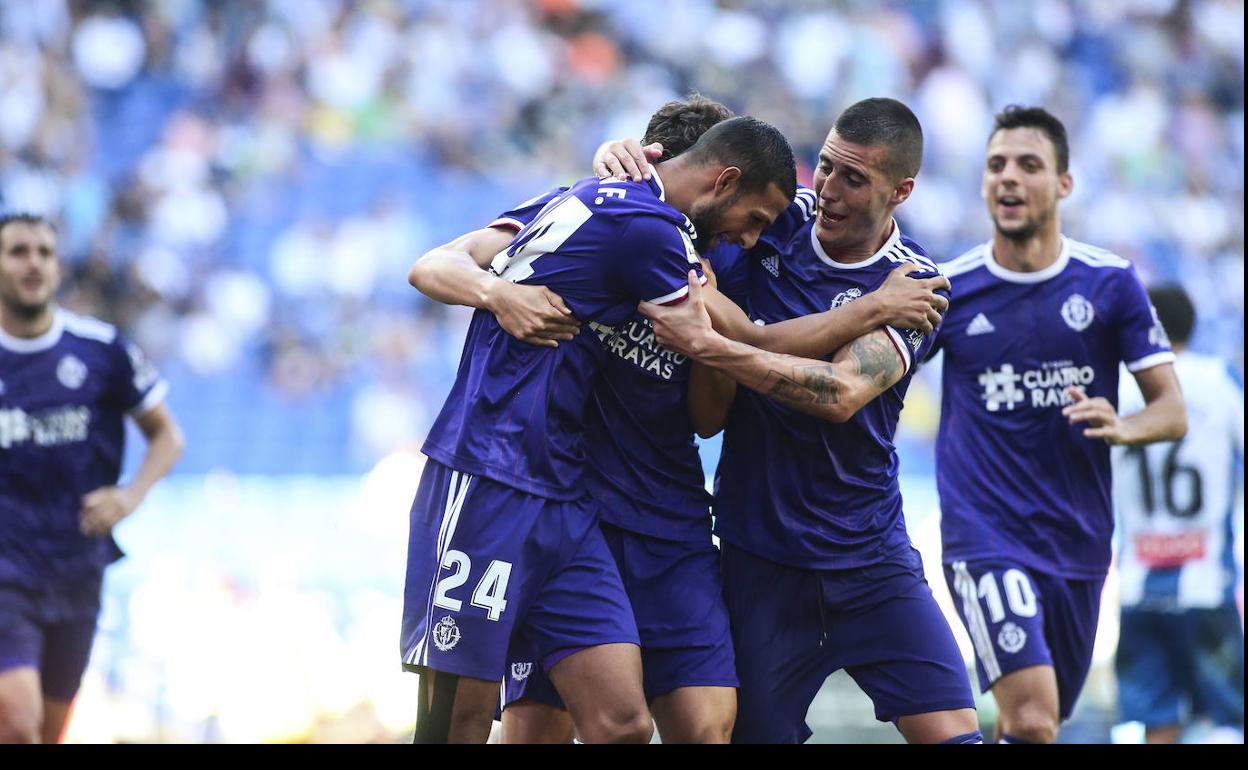 Joaquín recibe el abrazo de Guardiola y Ünal tras el gol conseguido en Cornellá que después sería anulado a instancias del VAR. 