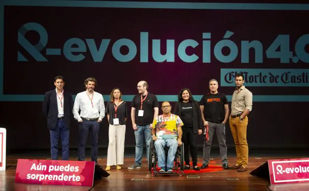 Los ponentes del congreso R-evolución 4.0 sobre el escenario del Teatro Calderón de Valladolid. 