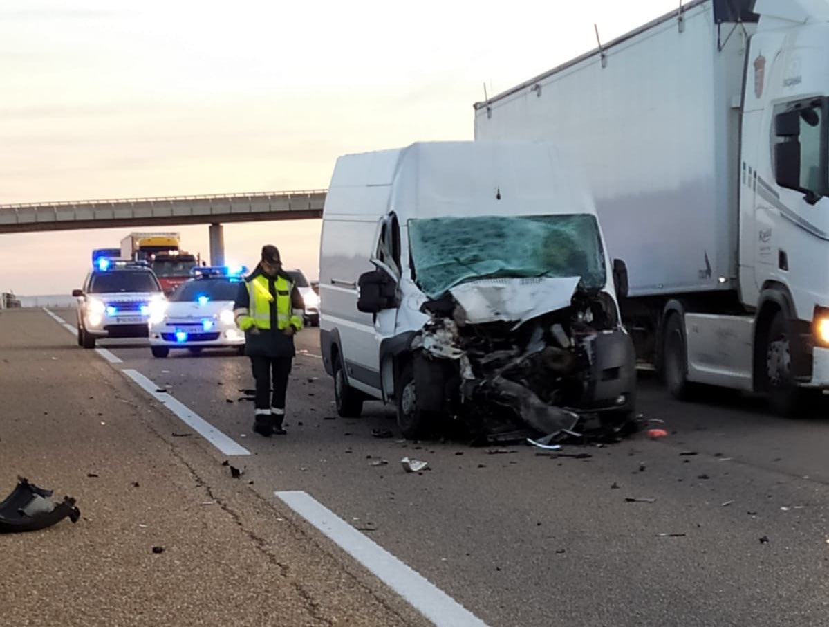 Un agente supervisa la furgoneta accidentada en la A-62.