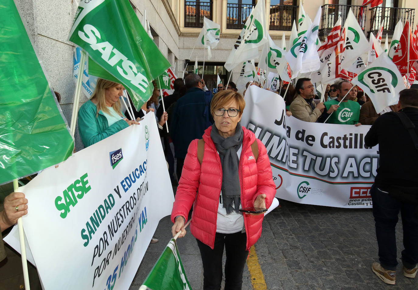 Los funcionarios se concentraron a las puertas de la delegación de la Junta