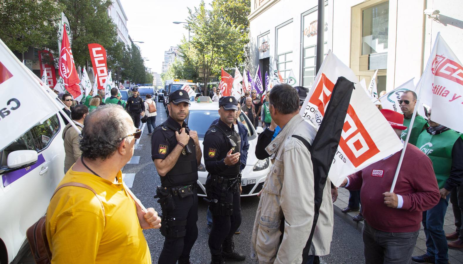 Fotos: Concentración de funcionarios en Valladolid por la jornada semanal de 35 horas