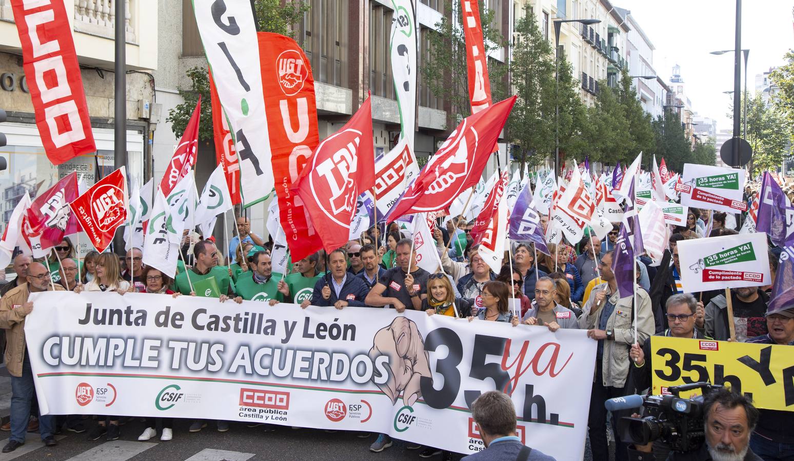 Fotos: Concentración de funcionarios en Valladolid por la jornada semanal de 35 horas