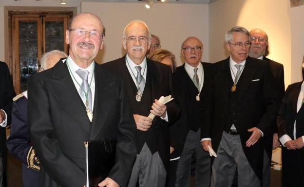 José Carlos Brasas Egido (izquierda), acompañado por académicos, ayer al inicio de la sesión. 