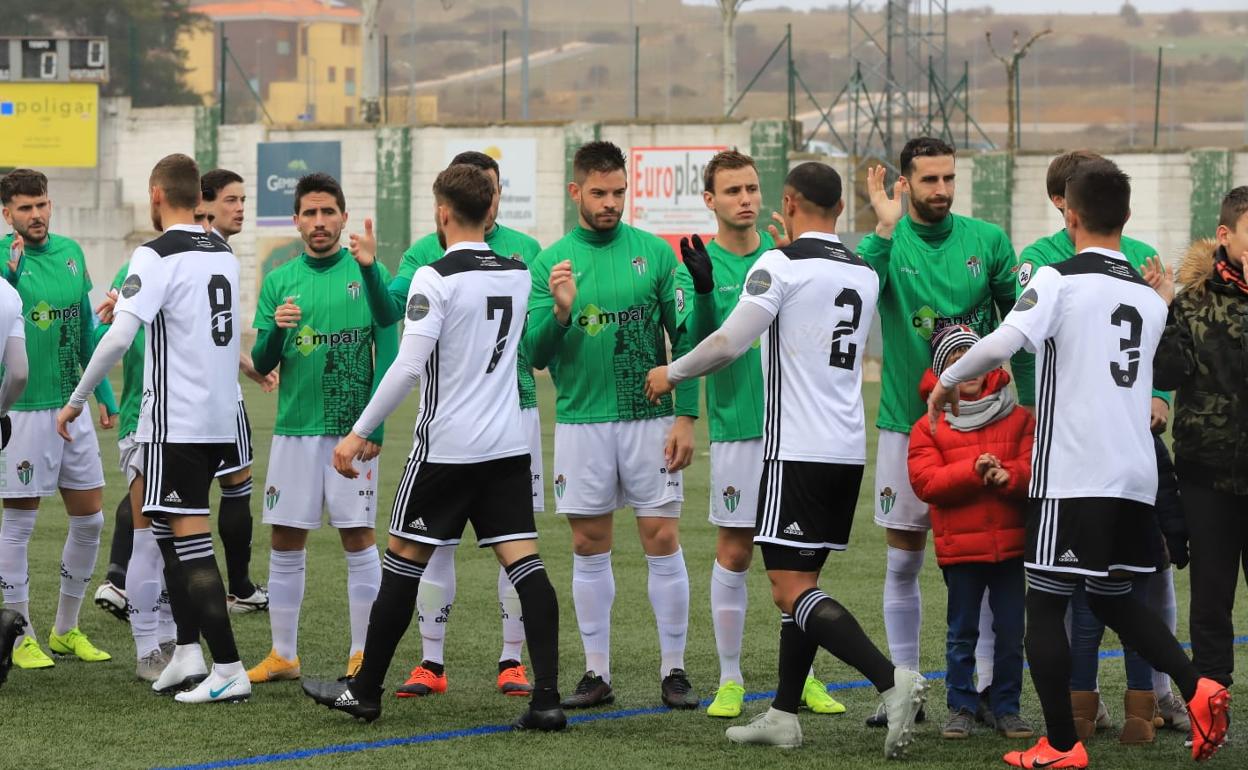 Los jugadores del CD Guijuelo y el Salamanca CF se saludan la pasada temporada. 