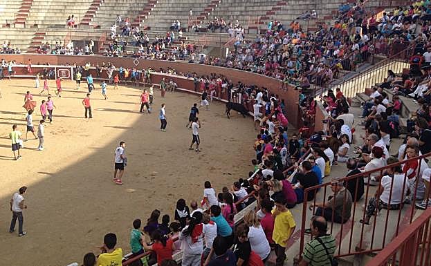 Plaza de toros de Mojados, durante las fiestas en años anteriores. 