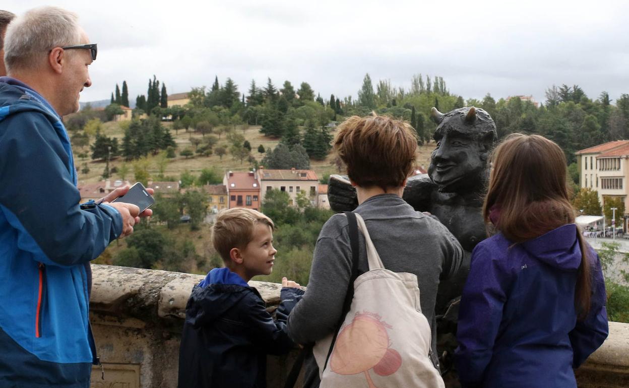 Turistas en el mirador de la calle San Juan donde está la estatua del diablillo del Acueducto. 