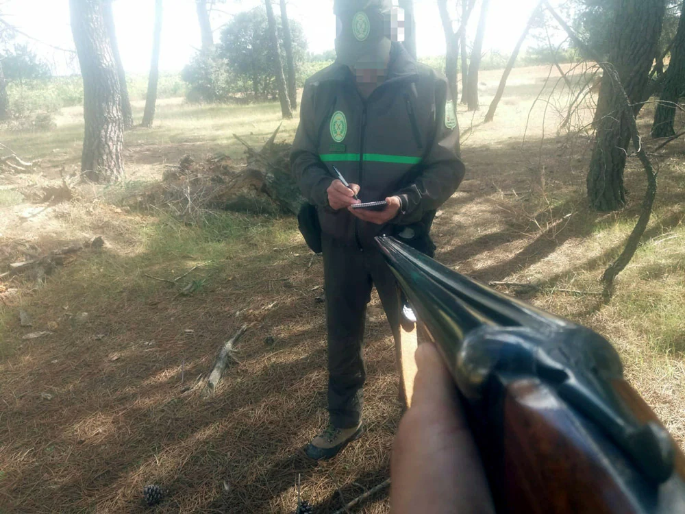 Un cazador amenaza con la escopeta cargada a un agente medioambiental en Burgos