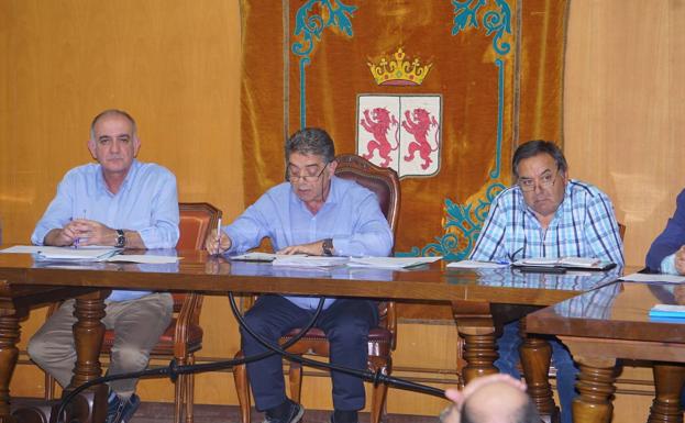 Bernardo Canedo, alcalde de Santovenia de Pisuerga, en el centro de la imagen. 