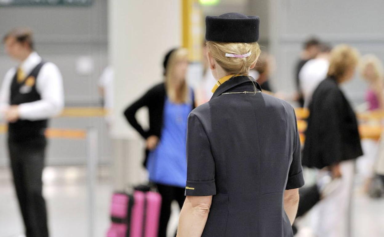 Azafata de Lufthansaen el aeropuerto de Dusseldorf, Alemania. 