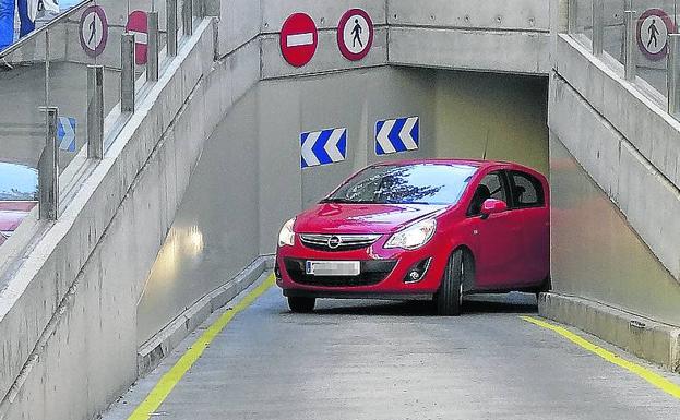 Pocas señales hacia la salida y una encerrona al final del túnel del 'parking' de la Plaza Mayor de Valladolid