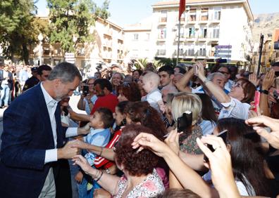 Imagen secundaria 1 - Imágenes de los Reyes durante la visita a Orihuela. 