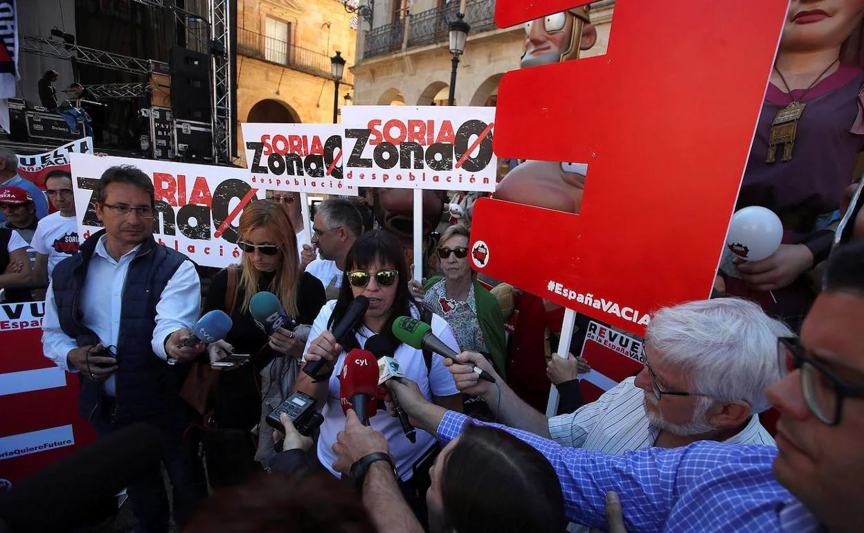 500 personas han secundado en la plaza Mayor de Soria, la «zona cero» de la convocatoria de 'Soria ¡Ya!', el paro convocado para recordar los problemas y déficit que arrastra la denominada «España vaciada».