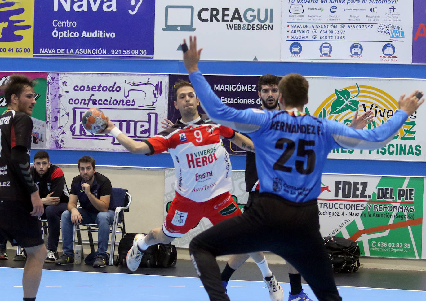 Partido entre el Balonmano Nava y el Logroño 