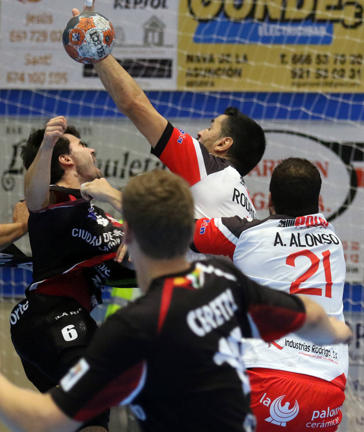Partido entre el Balonmano Nava y el Logroño 