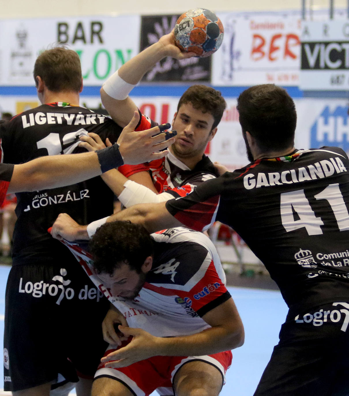 Partido entre el Balonmano Nava y el Logroño 