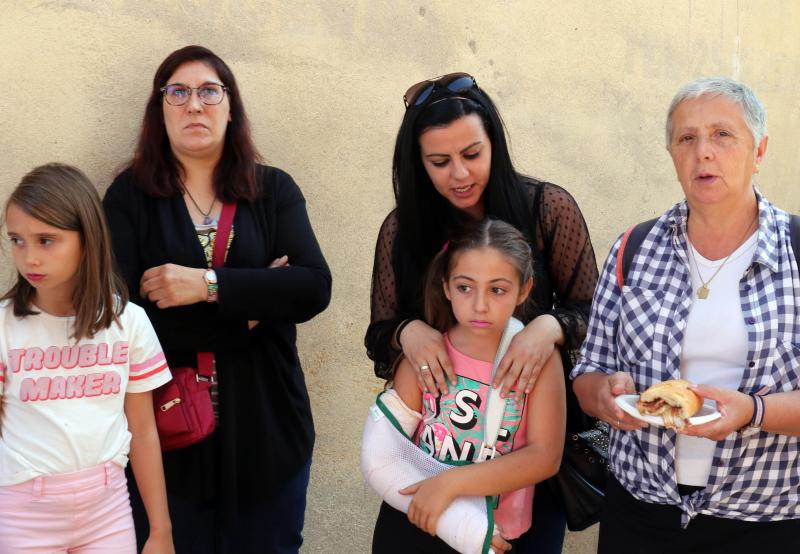 Participantes en el concurso de comer sin manos en el barrio de Pilarica de Valladolid.