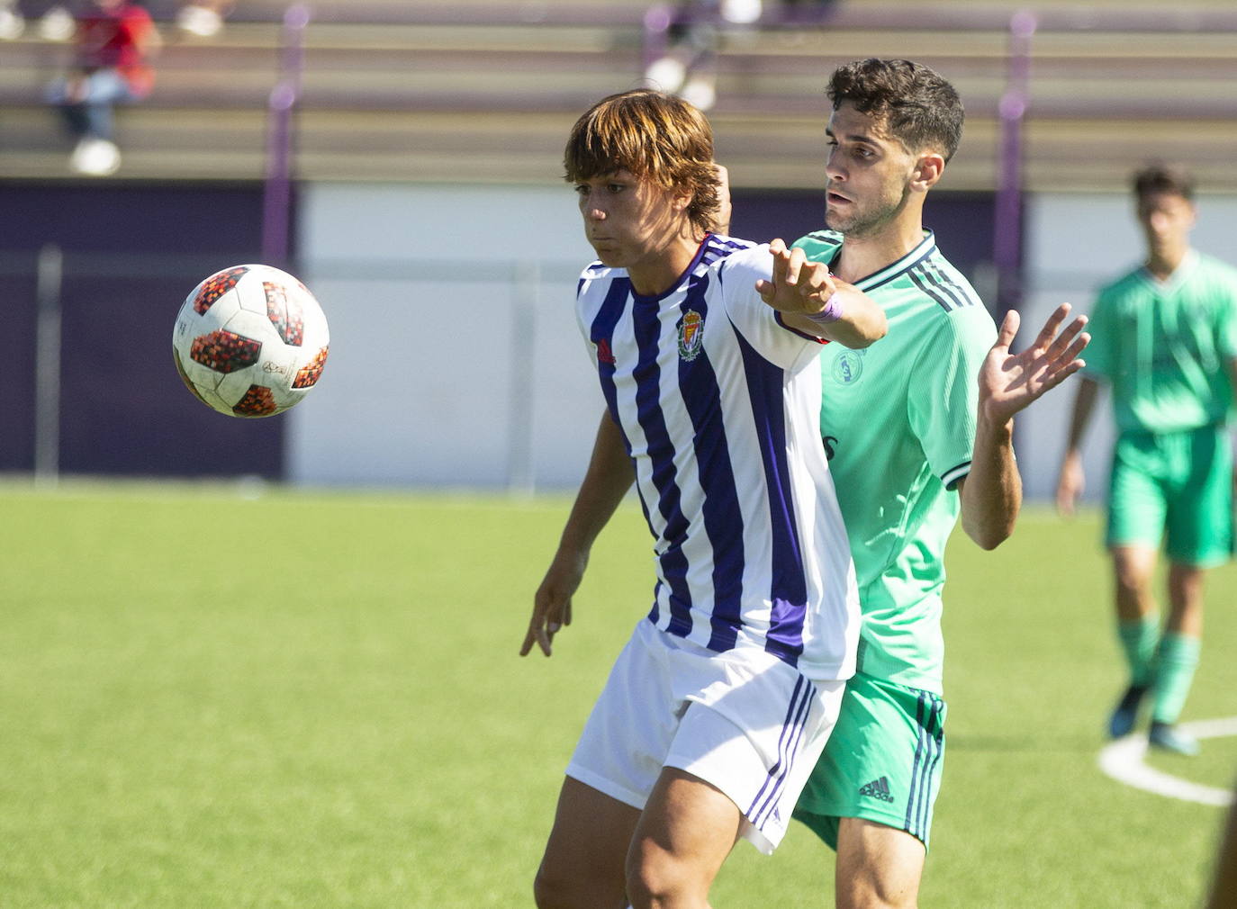 Slavy trata de controlar el balón durante el partido de la pasada jornada ante el Real Madrid.