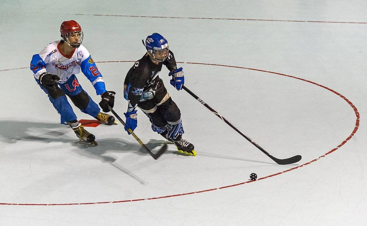 El jugador del CPLV trata de superar al defensor de Las Rozas