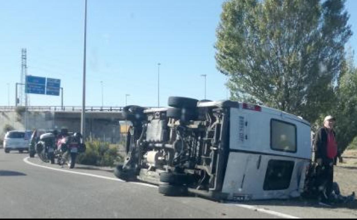 La furgoneta volcada en la rotonda de la carretera de Soria.