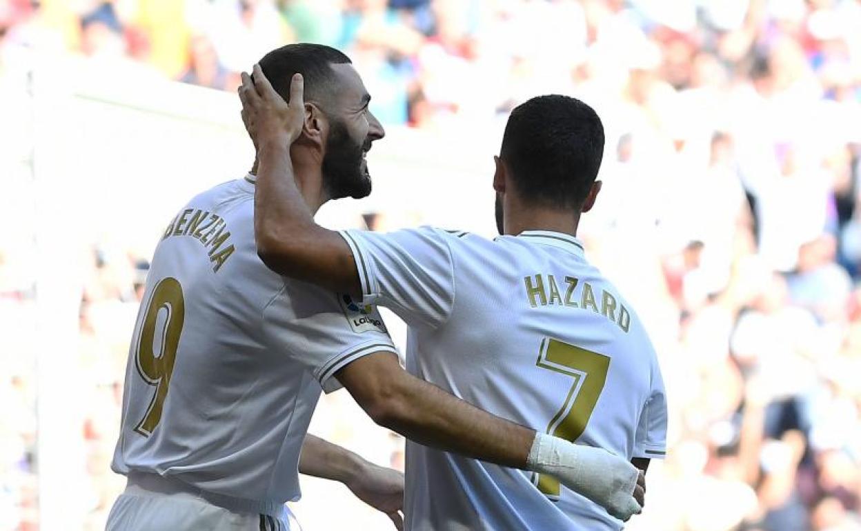 Benzema y Hazard celebran el gol del francés que abrió el marcador.