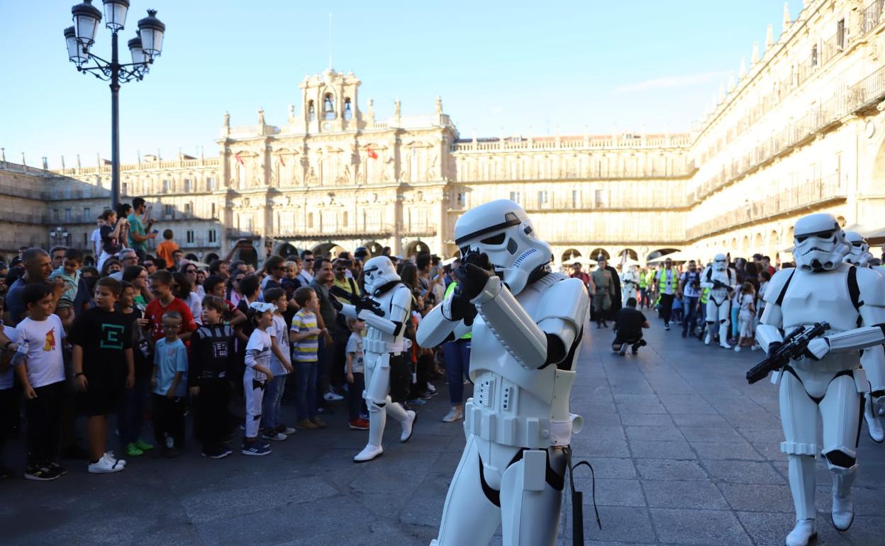 Los soldados imperiales, a su paso por la Plaza Mayor de Salamanca.