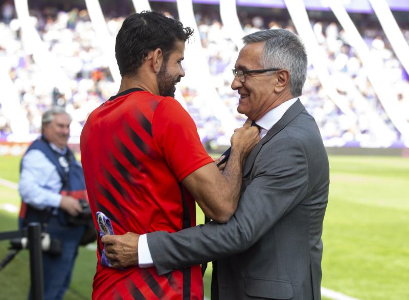 Salisu marca a Morata.