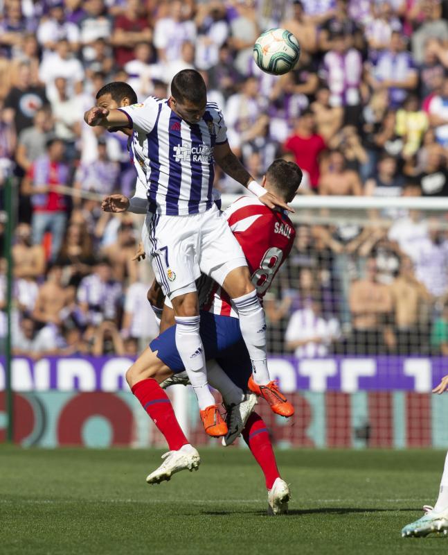 Salisu marca a Morata.