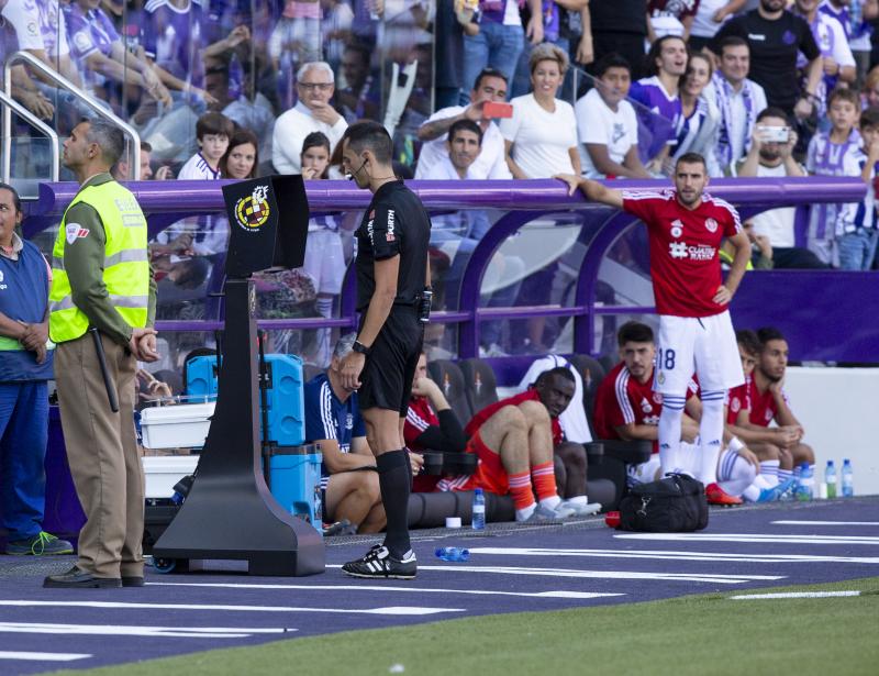 Salisu marca a Morata.